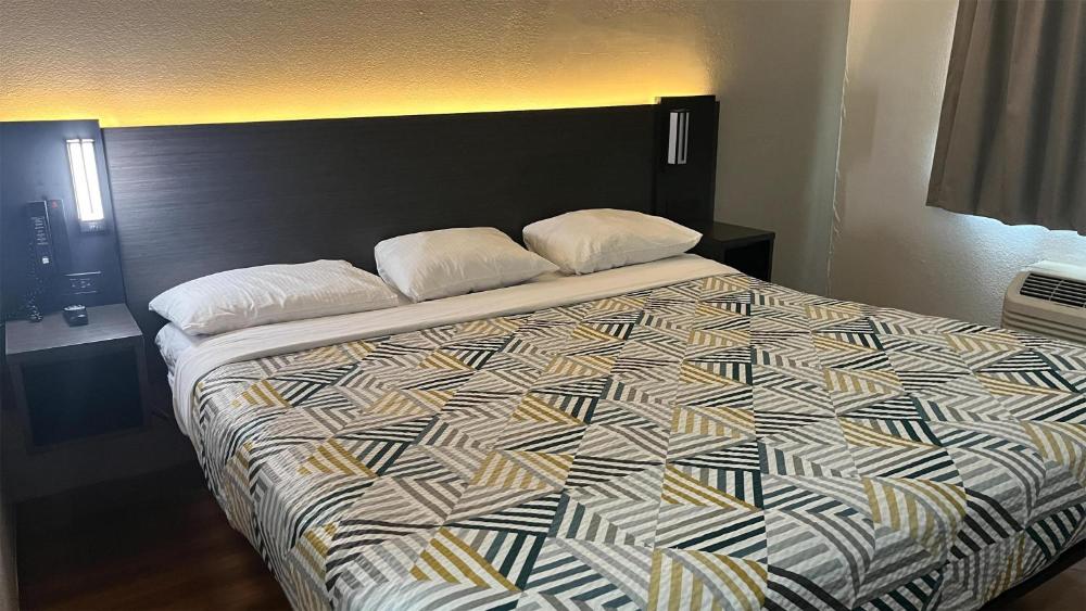 1 King Bed - Non Smoking interior